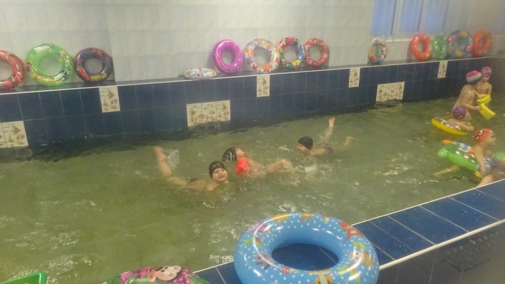 Наши ребятки любят плавать и купаться